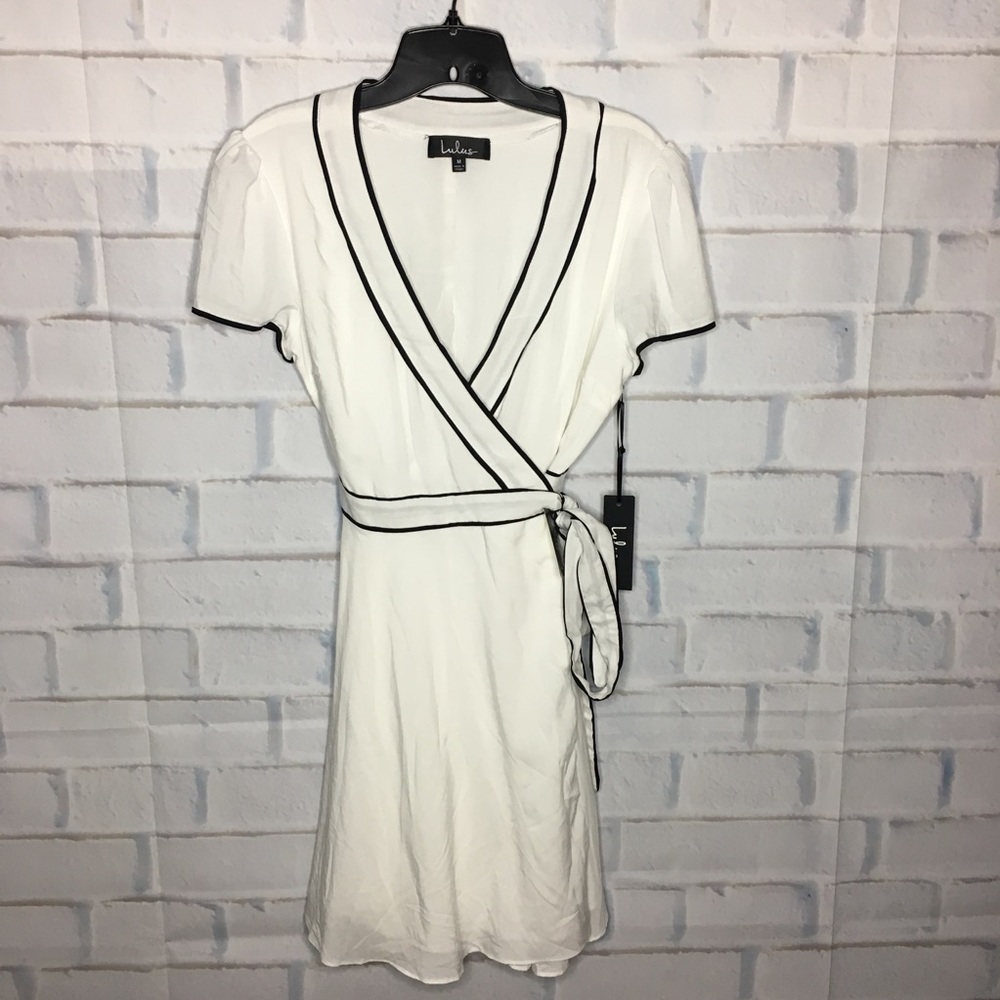 ❗️$15 SALE❗️Lulus Short Sleeve Wrap Tie Dress White w/ Black Trim Size Medium - Picture 2 of 5